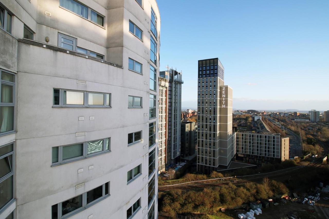 The Skyline - Luxury City Centre Flat With Designated Parking Cardiff Esterno foto